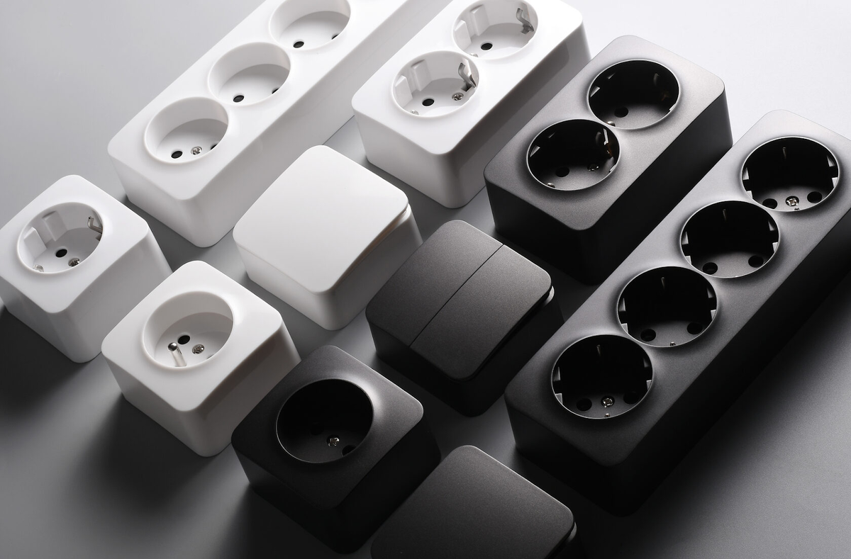 На фото: накладные розетки и выключатели Jasmart