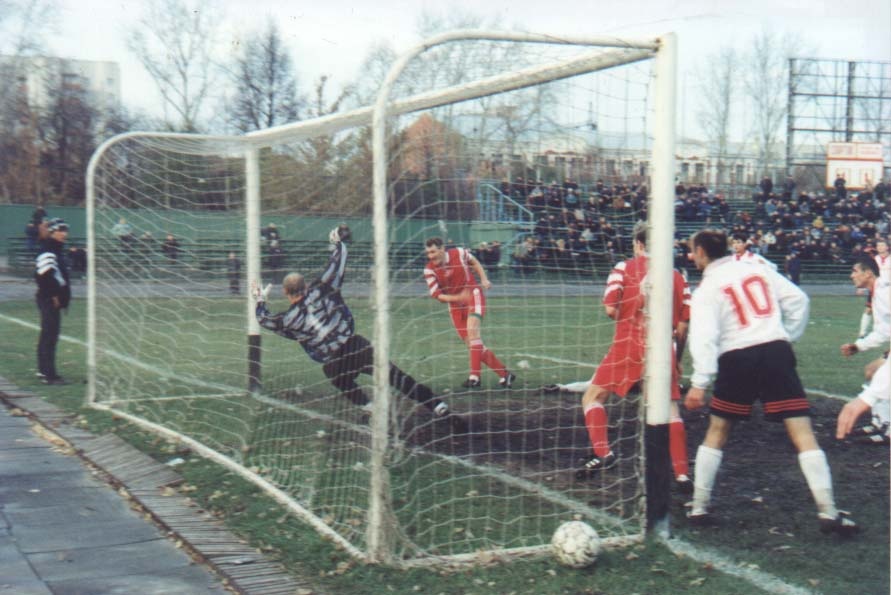 Александр Хальзов забивает один из своих голов за тамбовский «Спартак»