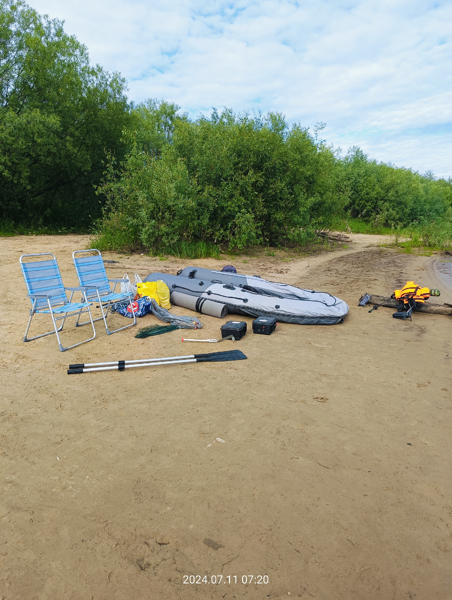 Присел и любуешся,попивая утренний кофий ,природой,пока аккумуляторный насос качает лодку или вечером, пока  лодка сохнет, а ты наслаждаешся покоем,перед возвращением  в суету мирскую)))