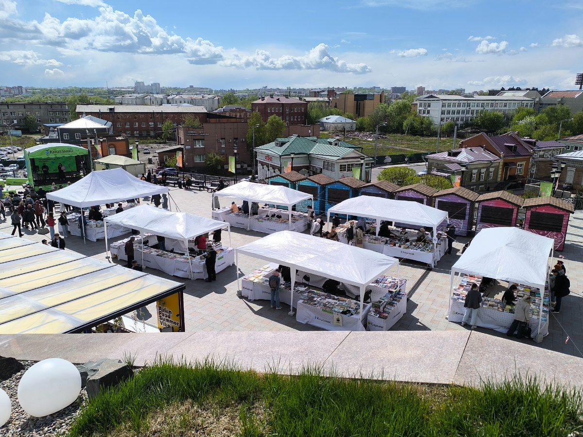 Палатки книжной ярмарки (© Анна, «Маяк энерджайзера»)