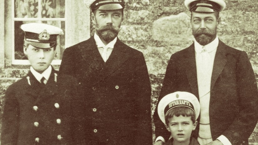 Николай II и Георг V с детьми. Изображение взято с Яндекс картинок.