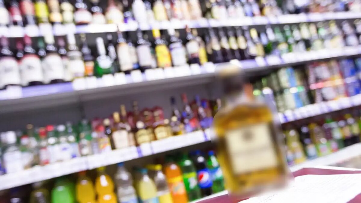    Полки с алкоголем в супермаркете.