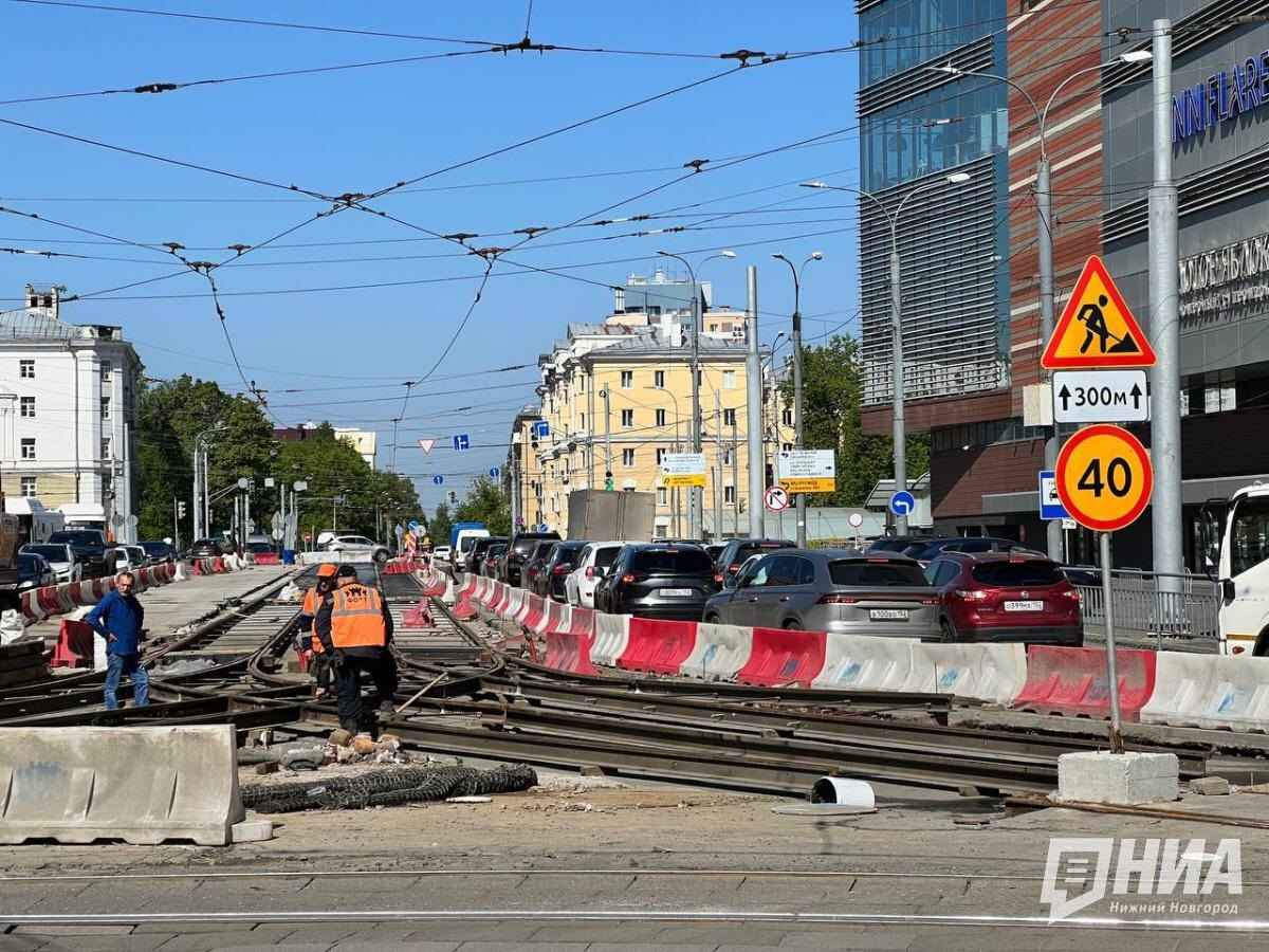    На данный момент на пересечении улиц Белинского и Кулибина рабочие выставили дорожные ограждения