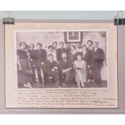 НЕКОТОРЫЕ ИЗ НИХ В ДАЛЬНЕЙШЕМ ПРЕПОДАВАЛИ В ЗНАМЕНИТОЙ ГНЕСИНКЕ и оказывались в центре внимания ее руководителей, в котором особенно выделялась одна из сестер Гнесиных - соосновательница этого очага образования и ее бессменный руководитель на протяжении более 70 лет (1895-1967) Елена Гнесина. Контактам Елены Фабиановны с армянскими музыкантами и посвящена стендовая выставка «Армянские музыканты в окружении Елены Фабиановны Гнесиной», открывшаяся в Доме-музее Арама Хачатуряна. Экспонаты выставки доставлены в Ереван из Москвы, где являются небольшой, но важной частью коллекции и архивов Мемориального музея-квартиры Елены Фабиановны Гнесиной. Среди них фотографии с надписями, ноты, письма и другие материалы, с которыми связаны интересные истории и воспоминания.