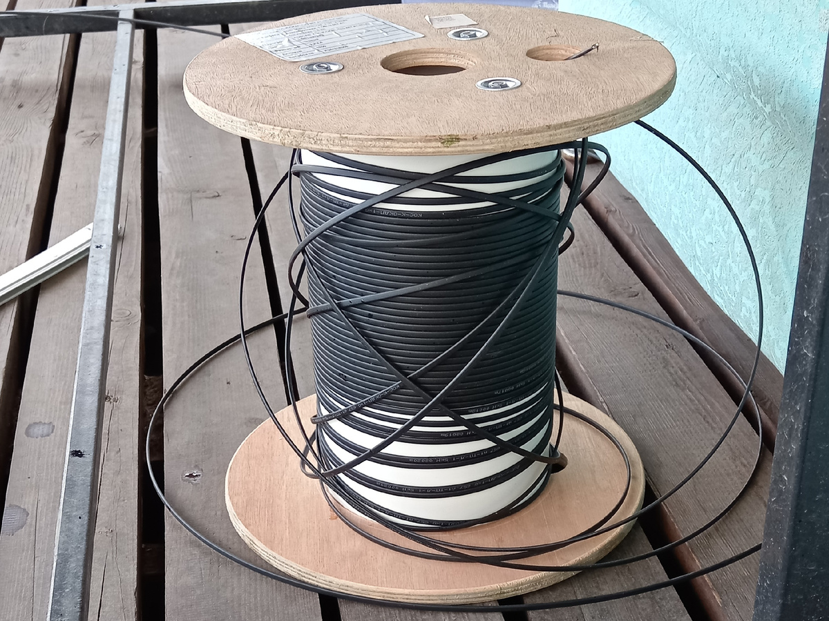 Вот таким проводом натянула "шпалеру"...  