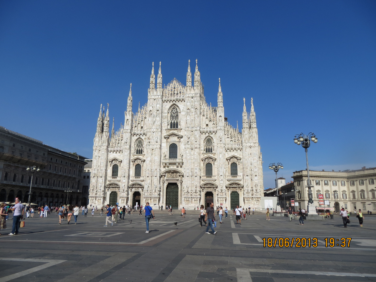 Миланский собор Дуамо, мимо которого лежал мой путь