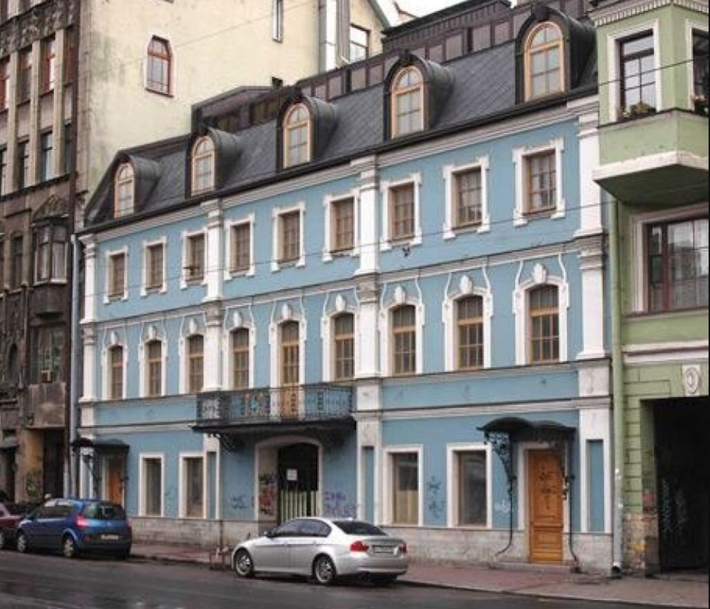  Дом на улице Белинского в Санкт-Петербурге, который был построен ещё в XVIII веке.