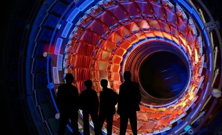 На фото: Большой адронный коллайдер. Источник: https://hi-news.ru/technology/bolshoj-adronnyj-kollajder-prevratil-svinec-v-zoloto.html