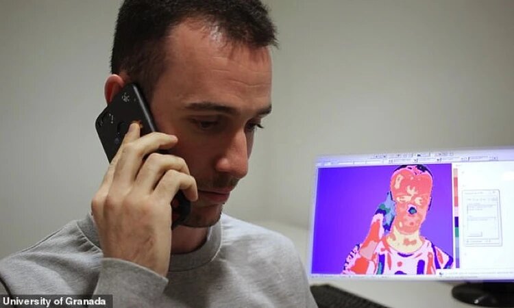 Доброволец врет. На термовизорее виден его похолодевший (синий) нос. Похолодев, нос укоротился.