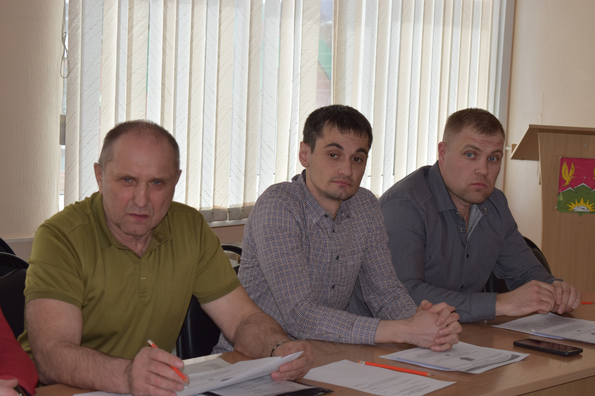 Депутаты районного Совета выслушали идеи развития спорта в Саянском районе и предложили свои. На фото (слева-направо): директор Спортивной школы Саянского района Борис Патрушев, депутаты районного Совета Андрей Докторович, Денис Гусев.