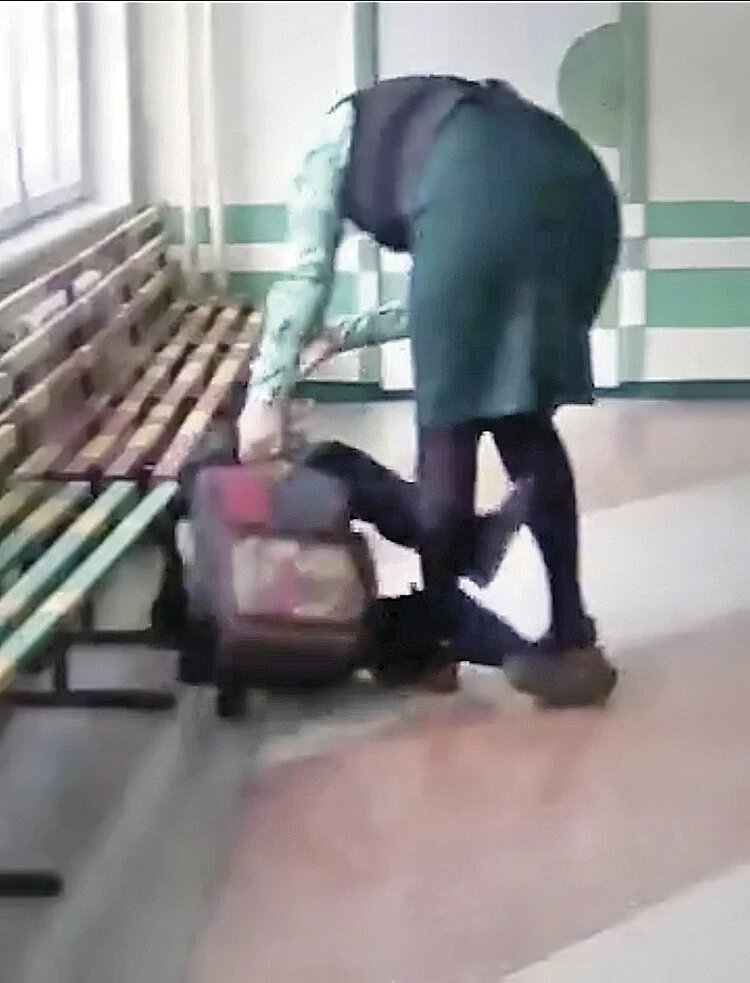 На кадрах видно, как учительница догоняет мальчишку и, отпуская затрещины, валит его на пол... ФОТО: vk.com