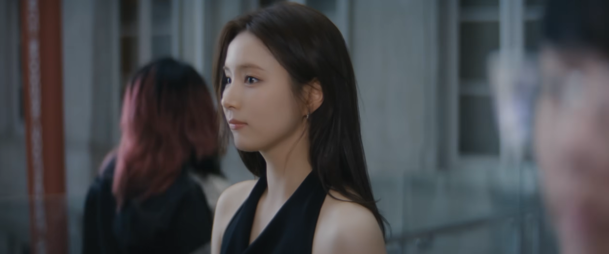 Тут как будто похожа на Миён из i-dle, та тоже красотка