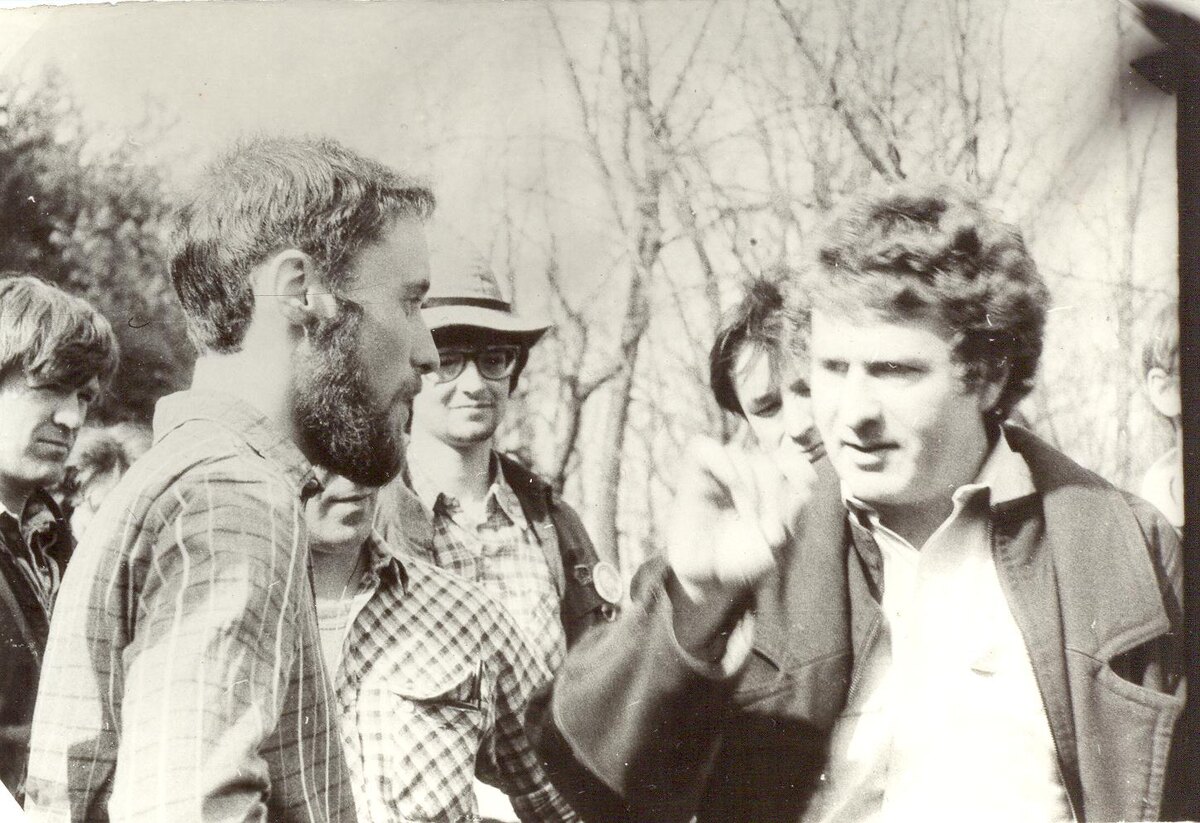 Координатор Федералции социальстических общественных клубов и ныне доктор наук А.Шубин и Володя Жириновский на нашей конференции 1988г под Дедовском....                                         
             Как в советской песне - "И Ленин такой молодой и красный Октябрь впереди...." 