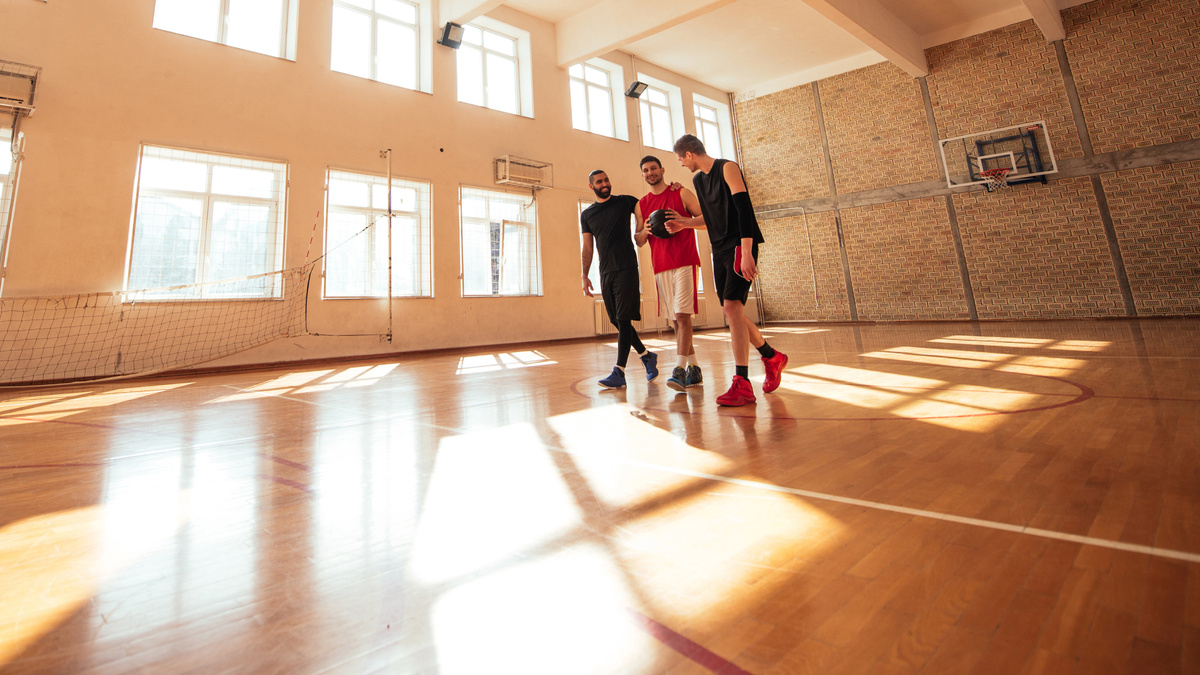 Деревянное напольное покрытие в спортивном зале