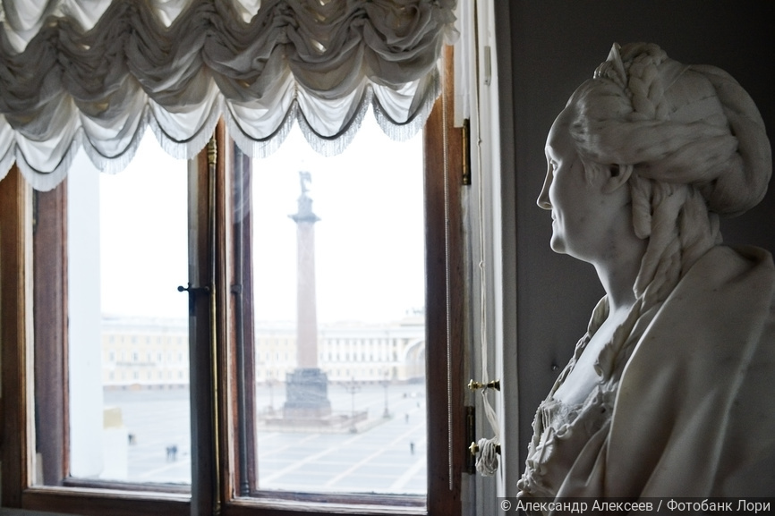 Залы Эрмитажа. Скульптура императрицы Екатерины Второй