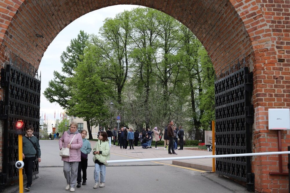 
Прошли на территорию Кремля через арку рядом с Кладовой башней.