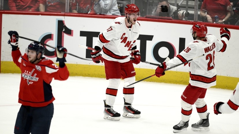     Хоккеисты «Каролины» Андрей Свечников и Шон Уокер AP Nick Wass