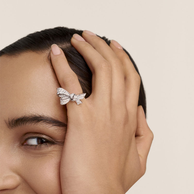 Кольцо Graff Bow Motif из белого золота с бриллиантами