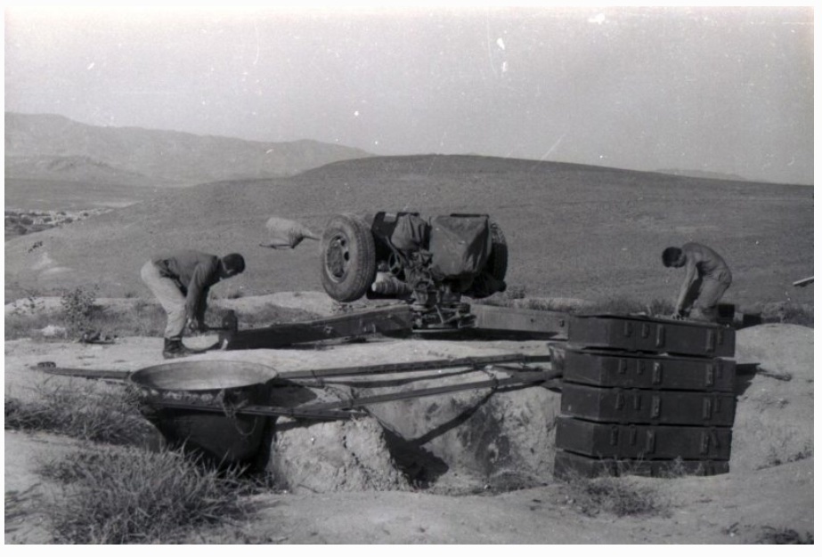 Гаубица Д-30, фото из инета. И местность - похожая с нашей базой.