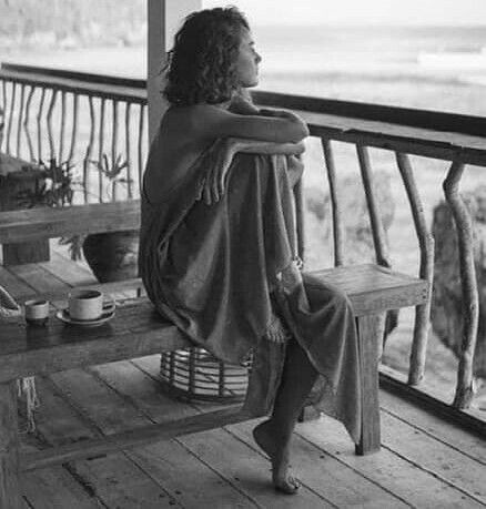 Быть с собой в тишине — это тоже путь. Иногда — самый глубокий. В нём появляются ответы, которые не слышны в шуме.
