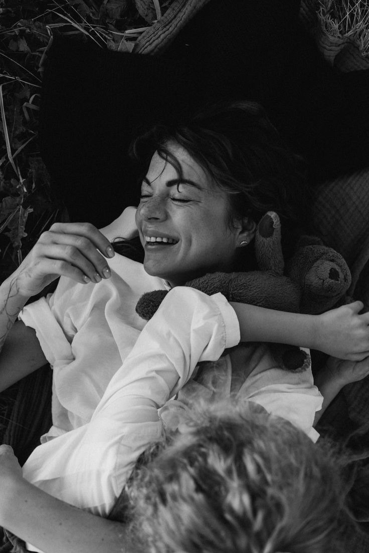 Иногда твой свет — это просто быть рядом. Не учить, не объяснять. А смеяться, дышать и быть — настоящей.
