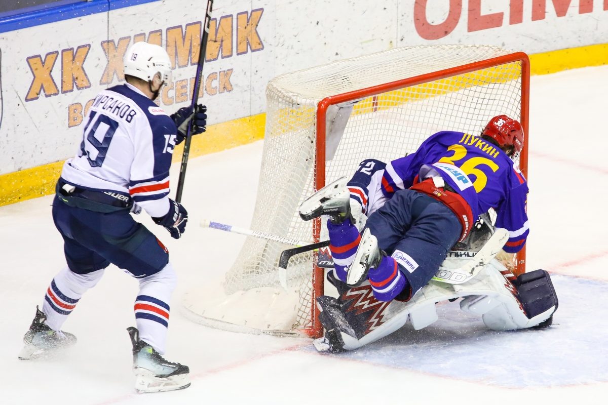    В регулярном чемпионате «Торпедо-Горький» дважды уступило «Химику» – 0:7 (1 октября на своей площадке) и 2:3 в овертайме (20 февраля на чужой)