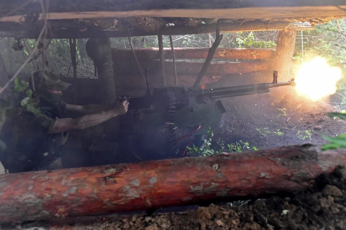    Пулеметчик ведет огонь из крупнокалиберного пулемета по позициям ВСУ.