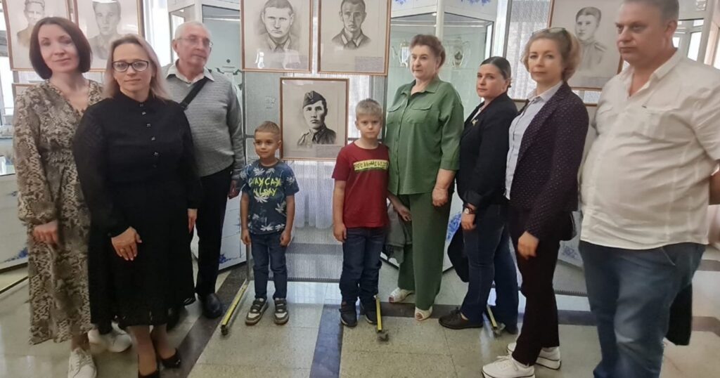 Родственники у портретов своих героев – лётчиков экипажа скоростного бомбардировщика: лейтенанта Александра Васильевича Курочкина, младшего лейтенанта Константина Дмитриевича Степанова, старшего сержанта Сергея Константиновича Салангина. 