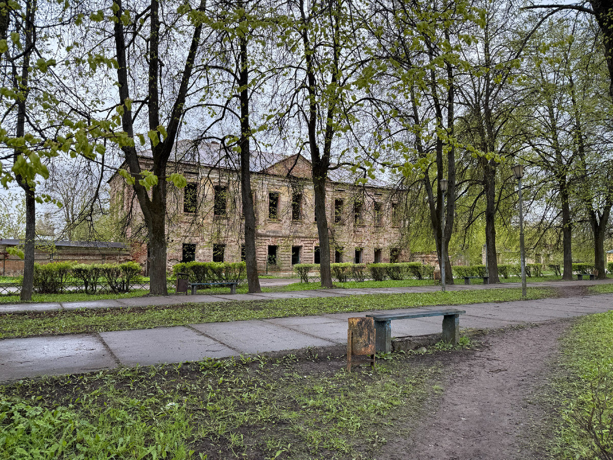 Площадь Революции, практически центр города. На заднем плане - Дом Городничего. По пустым окнам можно понять, что никакой городничий там уже не живёт. Фото моё.