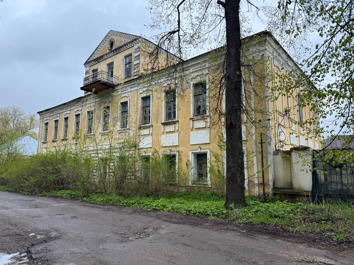 Главный корпус присутственных мест. Стоит напротив здания с предыдущего фото. Тоже, к сожалению, пустующее. Фото моё.