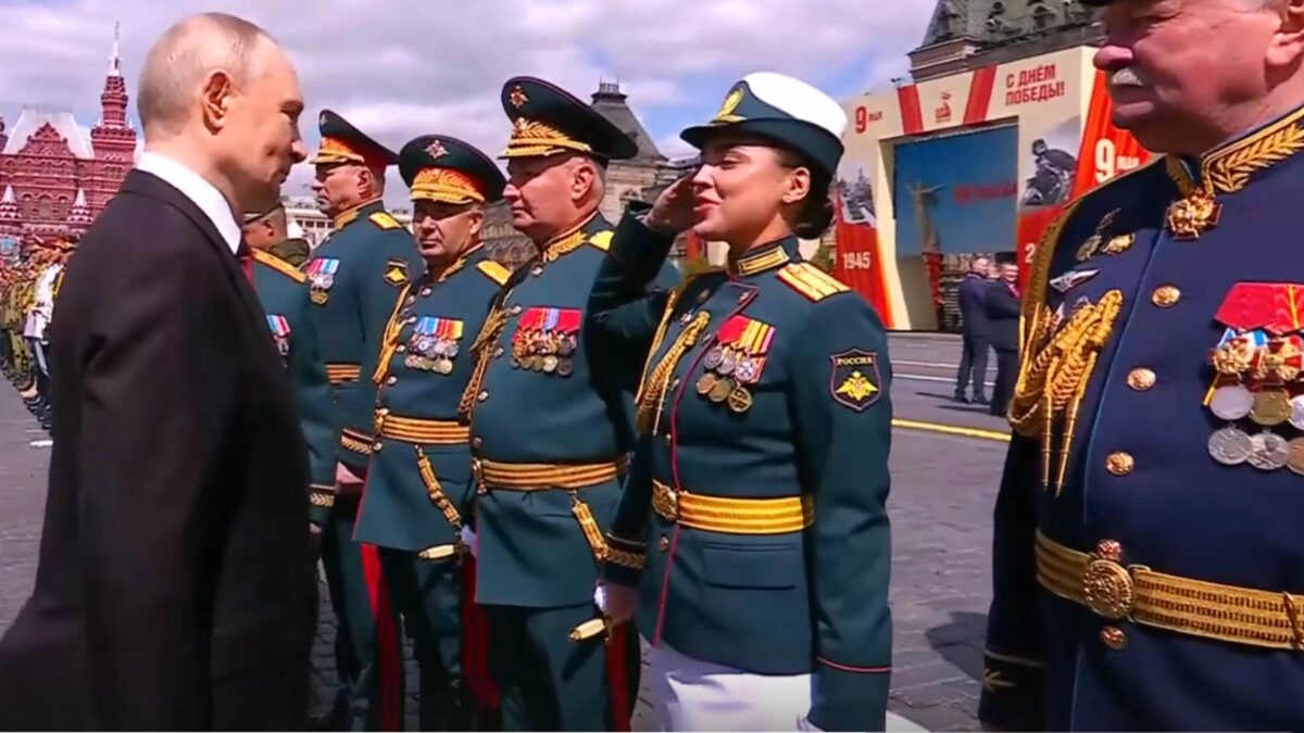 Командир женского парадного батальона представляется Верховному Главнокомандующему (кадр из видеохроники)