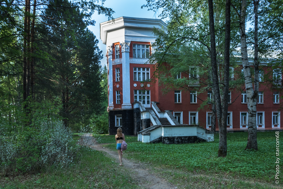 Однажды в лесу мы нашли заброшенный замок...