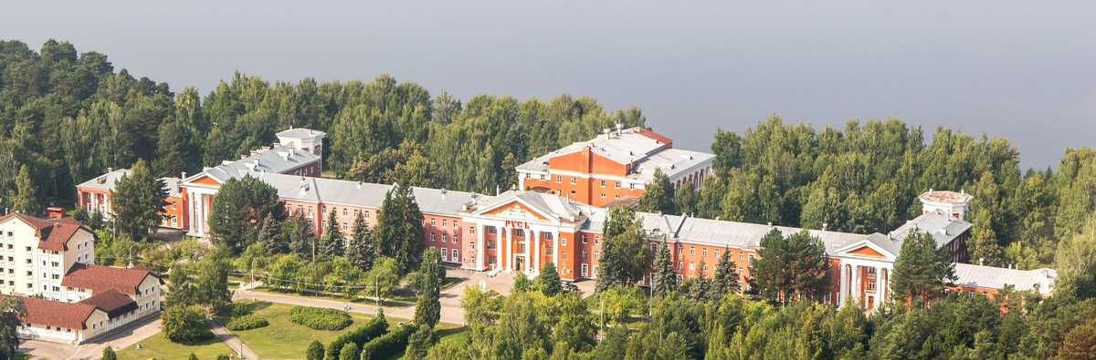 Вот так выглядит этот "дворцовый"комплекс с высоты птичьего полета на сайте компании АМАКС