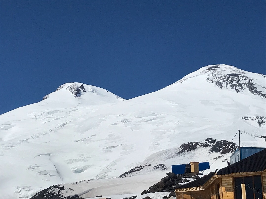 Эльбрус — самая высокая гора Европы (5642 м), настоящий символ Кавказа. Её две вершины, покрытые вечными снегами, видны издалека и притягивают взгляды путешественников. Для альпинистов восхождение на Эльбрус — заветная мечта и серьезное испытание, даже по самому простому маршруту.