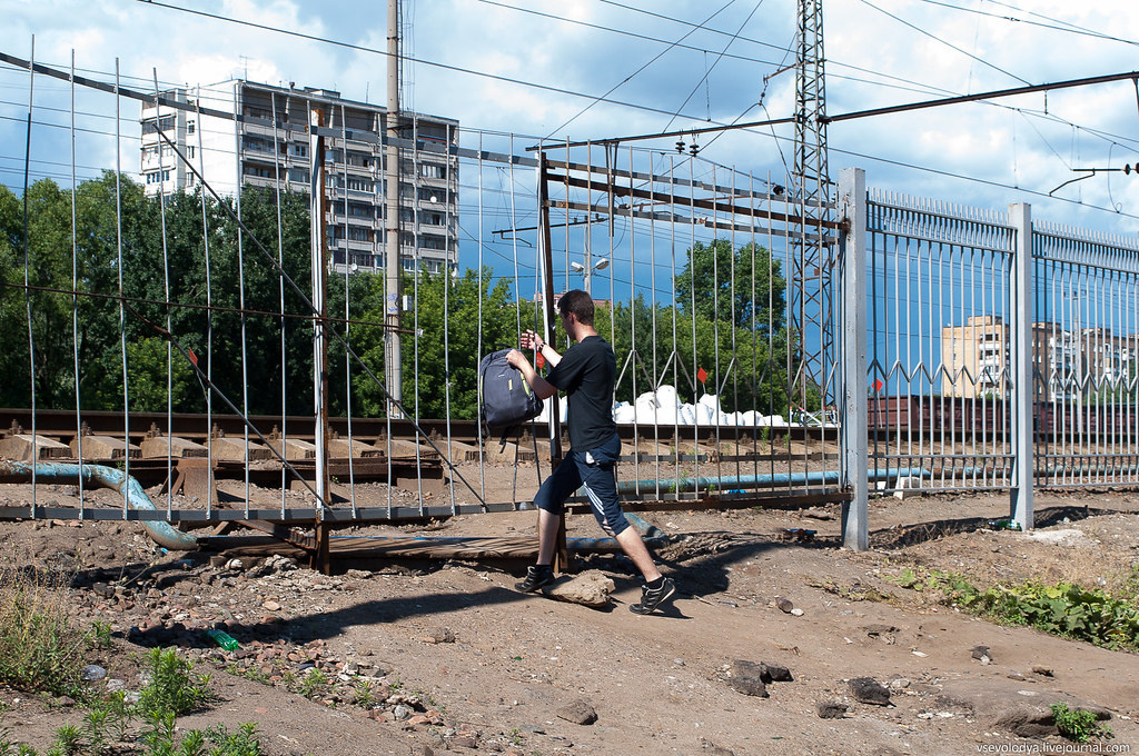 Штурм забора через железную дорогу