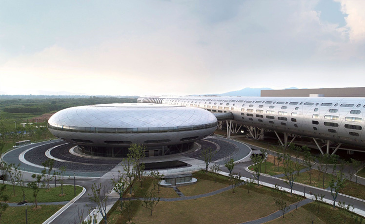 TSMC, одно из самых богатых предприятий мира, на высококлассный дизайн помещений своих производственных предприятий не скупится. Изображение: pr.tsmc.com