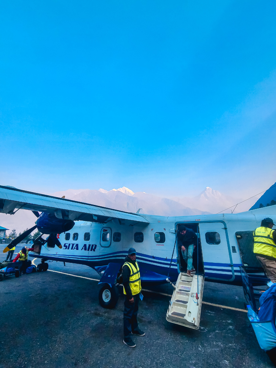 Вот такие маленькие драндулето-самолёты туда летают