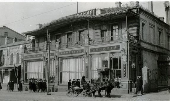 Здесь размещалась "Кокинка". В этом здании успели побывать кондитерская «Олимпия», кафе «Театральное», ресторан «Светлана» и аптека. Узнали место? Фото из открытых источников.