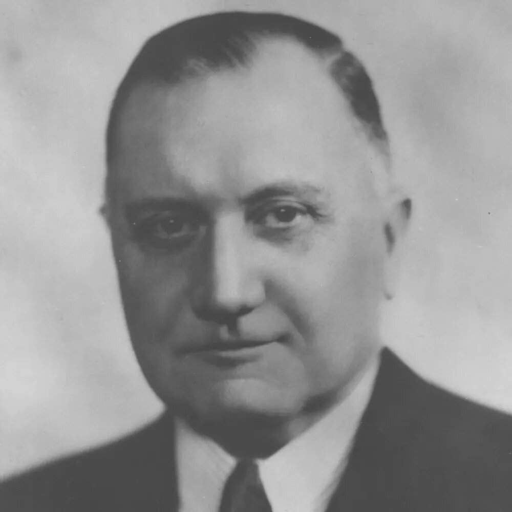 Сэр Хью Фрэнсис Пейджет Синклер (также известный как Квекс Синклер) — адмирал Королевских военно-морских сил Великобритании, в 1919–1921 годах начальник Управления военно-морской разведки Великобритании, в 1923–1939 годах генеральный директор (начальник) Секретной разведывательной службы Великобритании (также известной как MI6)