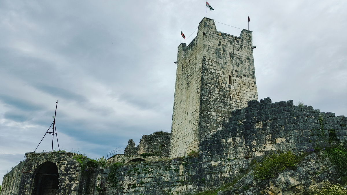 Обзорная башня Анакопийской крепости в Новом Афоне. Май 2025. Фото автора.