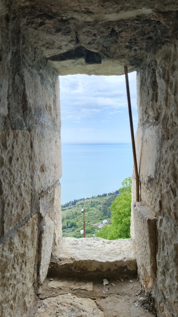 Вид из окна обзорной башни Анакопийской крепости в мае 2025. Фото автора.