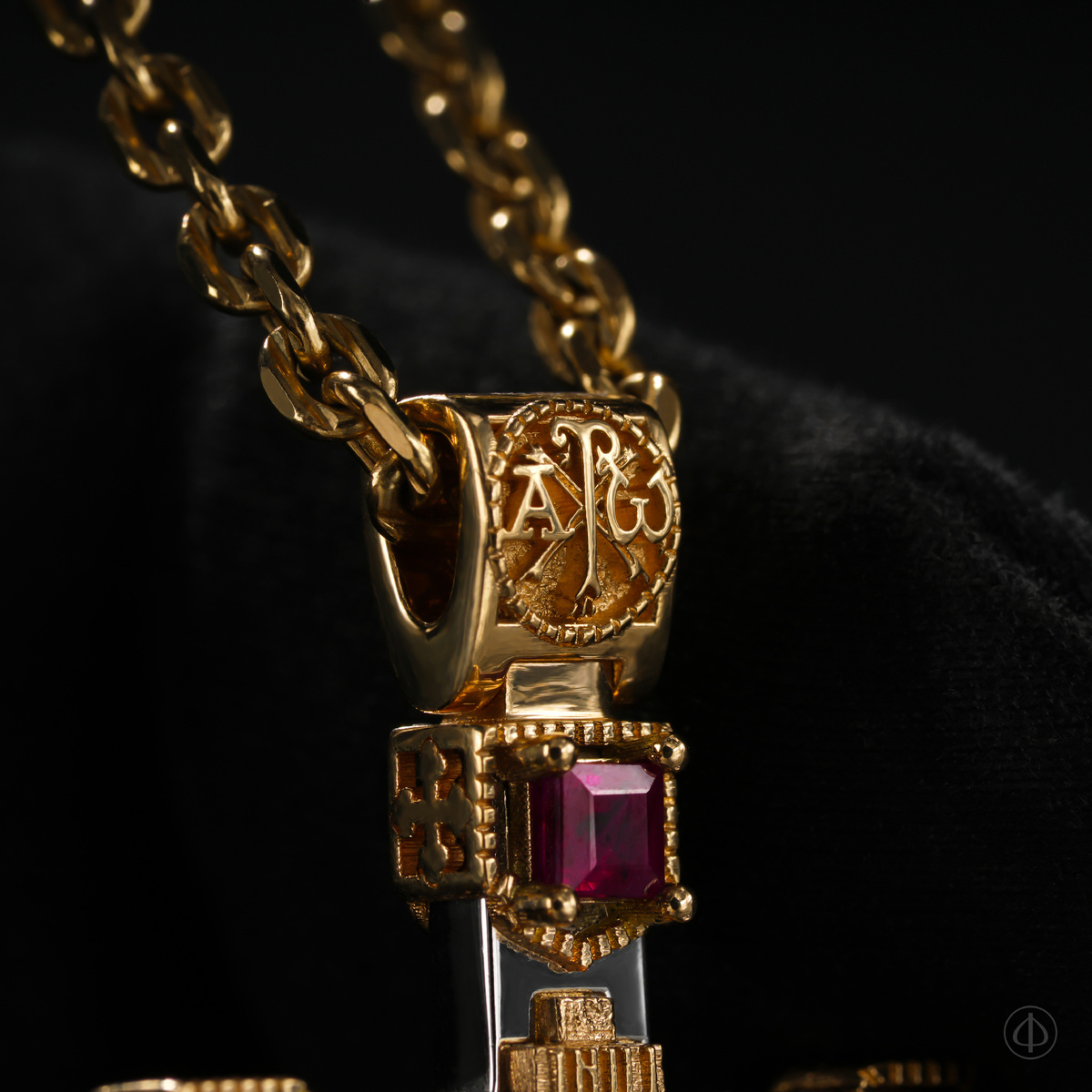 Крест из золота 750 и платины с рубинами Арт.017