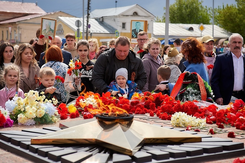 Балахнинцы возложили цветы к обновленному мемориалу.