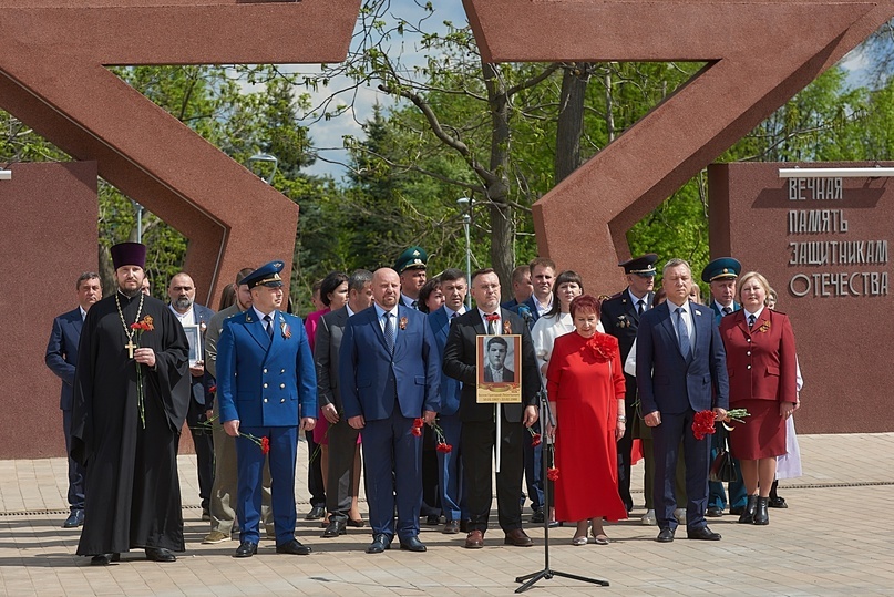 Первые лица округа приняли участие в центральном митинге к юбилею Победы.
