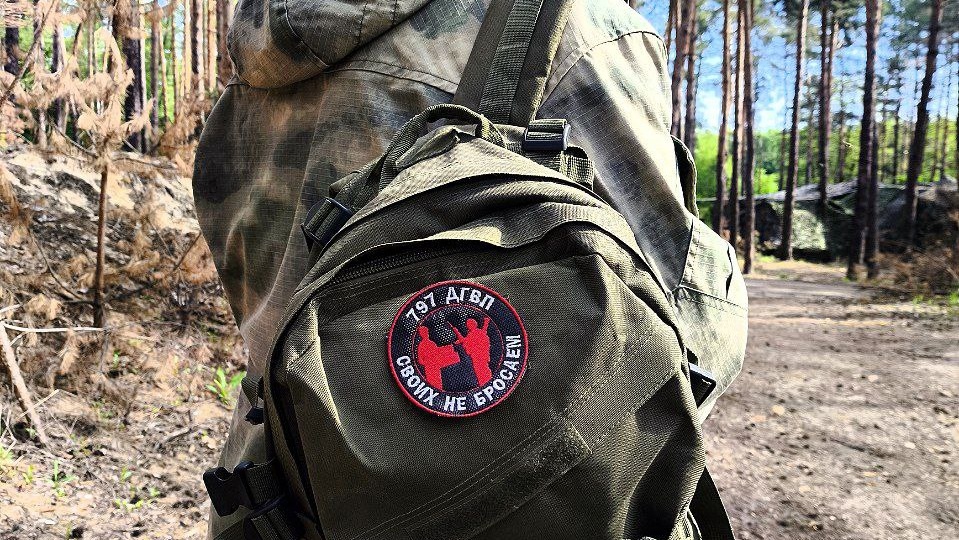 Готовимся к поездке на фронт. А боец уже использует наш рюкзак!