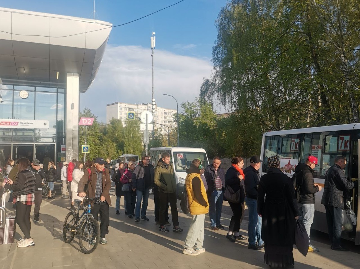 Очереди на маршрутки длинные, но движутся быстро. Фото: Мир Квартир