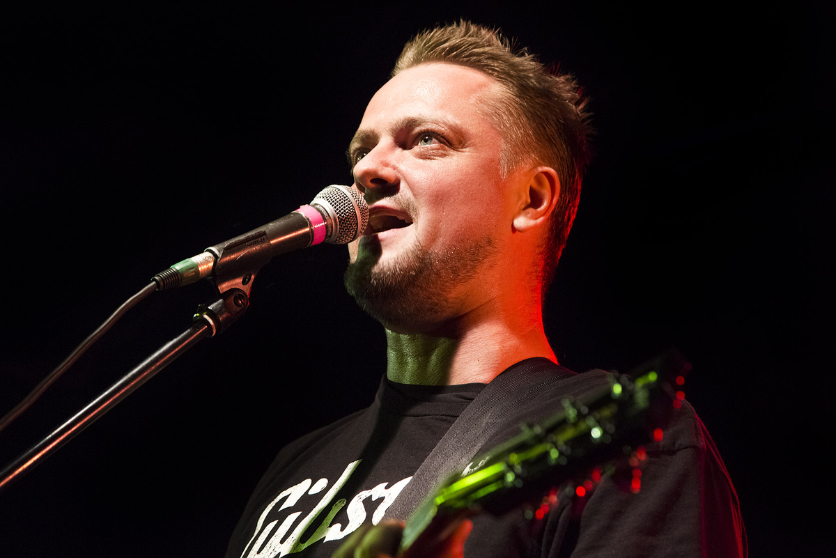 Александр Борисович Пушной (род. 16 мая 1975 года, Новосибирск) — российский музыкант-мультиинструменталист, певец, шоумен, телеведущий, радиоведущий. По образованию — физик, имеет квалификацию (степень) магистра радиофизики. Бывший участник команд КВН НГУ, "Дети лейтенанта Шмидта" (2000 г.), "Сибирские сибиряки". Был ведущим популярных телепроектов, выходивших на канале СТС — "Хорошие шутки", "Галилео", "Кто умнее пятиклассника?" и "Песня дня". С 2017 года совместно с Маргаритой Митрофановой — ведущий шоу «Физики и лирики» на радио "Маяк". Известен своими выступлениями в КВН, работами в телепередачах (ведущий и исполнитель песен из заставок), пародиями и каверами на популярные музыкальные хиты, как создатель конкурса "АПОЖ" в передаче "Хорошие шутки". Член попечительского совета благотворительного фонда "Созидание"