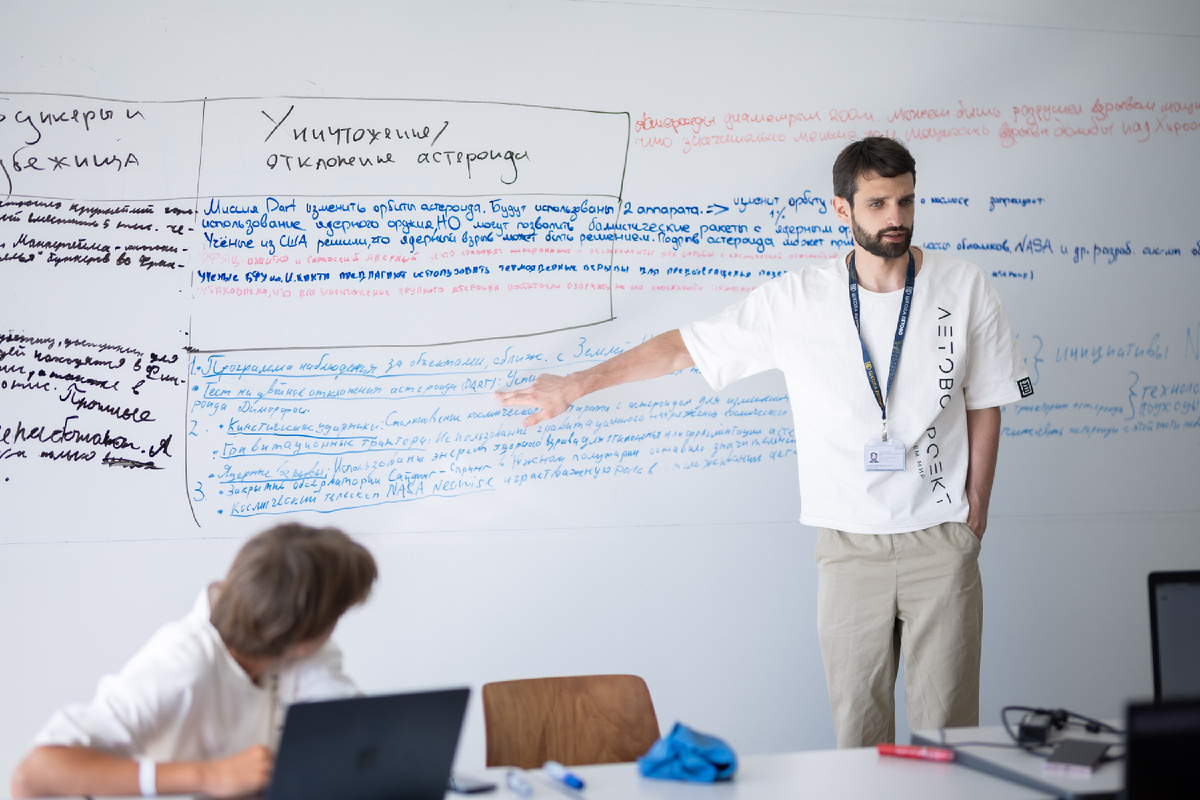 Фото из школьного архива: Яков Дмитриевич проводит занятие для участников проекта «Летово Игра»