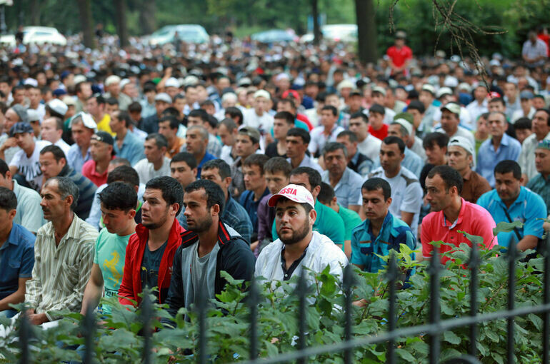 Поработали — до свидания: мигрантам хотят запретить привозить семьи в Россию