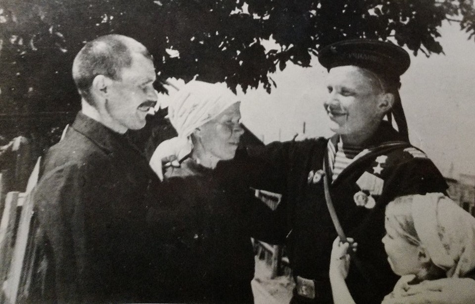    После Победы! Виктор Пономарев приехал домой, в Кузбассе. На фото - он с родителями и сестренкой. Фото - Новокузнецкий краеведческий музей.